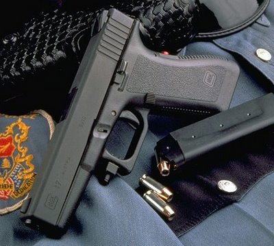 Pistola semi-automática Glock 19: os dispositivos semi-automáticos já são em si armas de destruição em massa de uso pessoal desenhadas para matar gente. - Foto:landcombatcb.blogspot